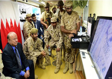 الرئيس اليمني عبد ربه منصور هادي في زيارة لقاعدة العند في لحج التي تستخدمها القوات السعودية والاماراتية
